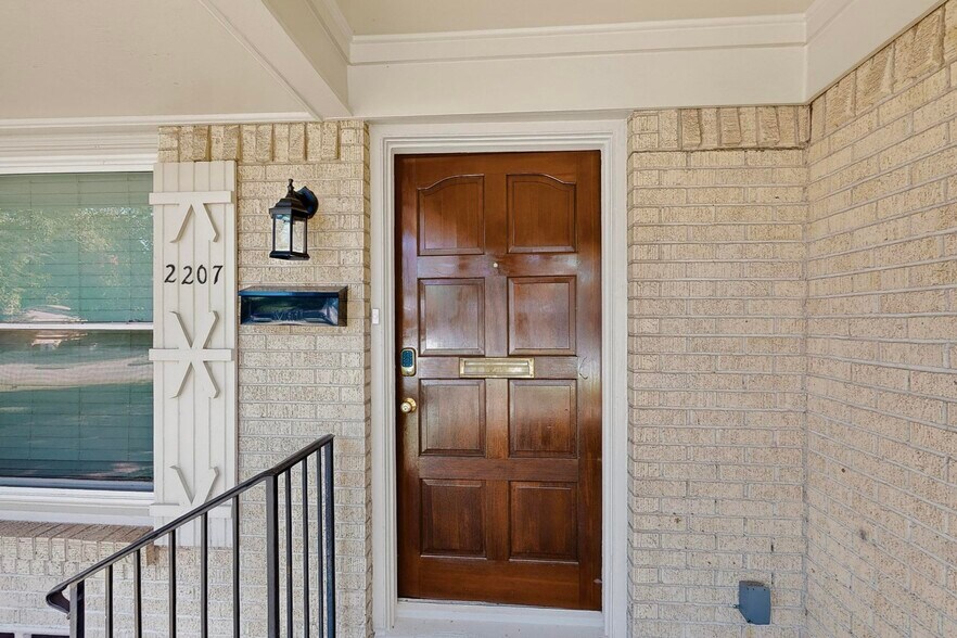 Building Photo - 2207 Housley Dr