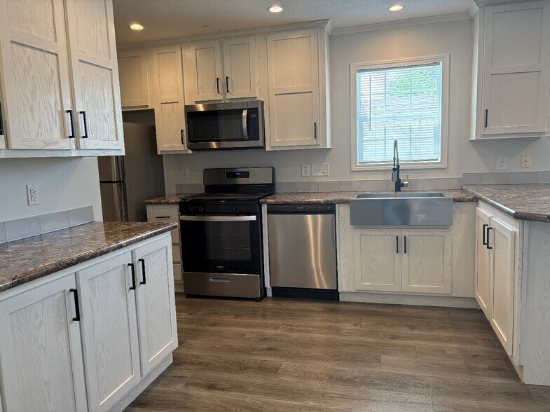 Building Photo - 327 Green Park Cir
