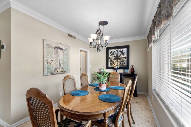 Building Photo - 10100 Lakeshore Dr