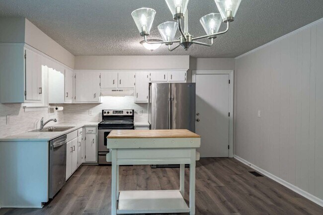 Building Photo - 207 Whitnel Dr