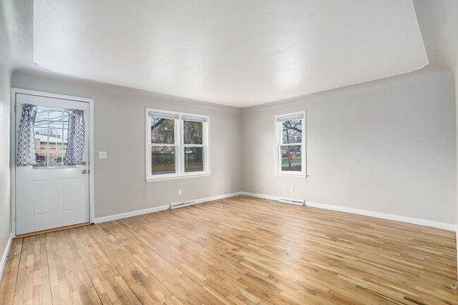 Building Photo - New Remodeled 3bed 1 bath home in Kalamazoo! Ask about our Deposit Free Leasing!!