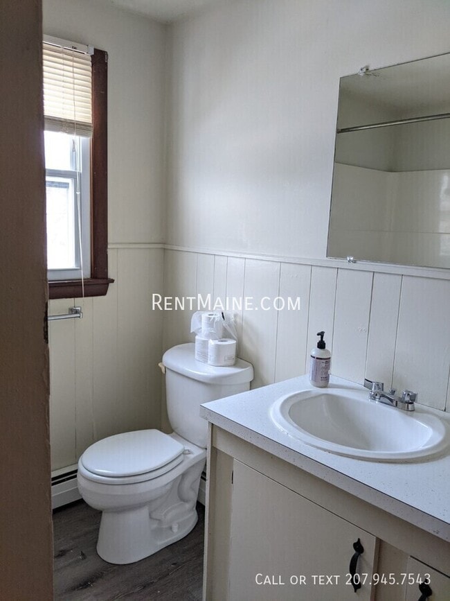 Building Photo - 13 Hemlock St