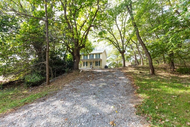 Building Photo - 2 Bed, 2 Bath Farmhouse-Style Home in Kear...