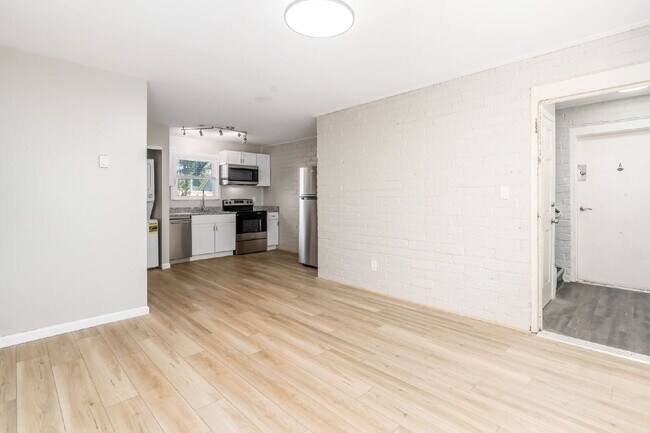 Building Photo - FREE 1 Month Rent! Renovated 2BR Near Children’s Hospital & German Village