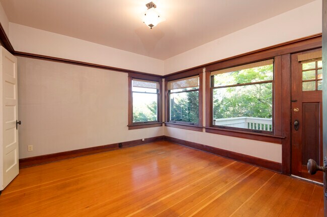 Building Photo - 528 18th Ave E
