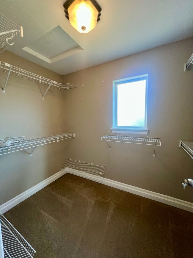 Building Photo - Beautiful 3 Bedroom in Private Community! HALF OFF FIRST MONTHS RENT!