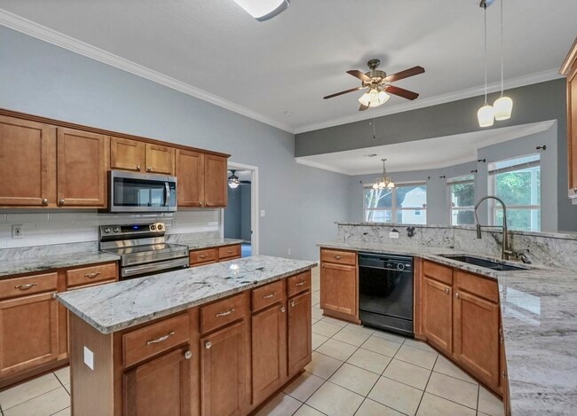 Building Photo - 5897 Saratoga Dr