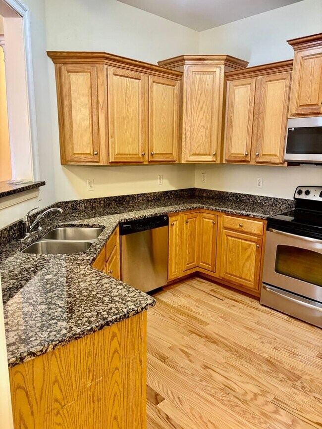 Building Photo - 3 bedroom/ 2 bathroom- Bennington on the Park