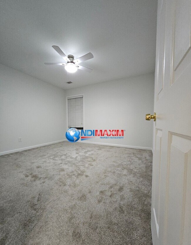 Building Photo - Spacious, open floor plan home in a very c...