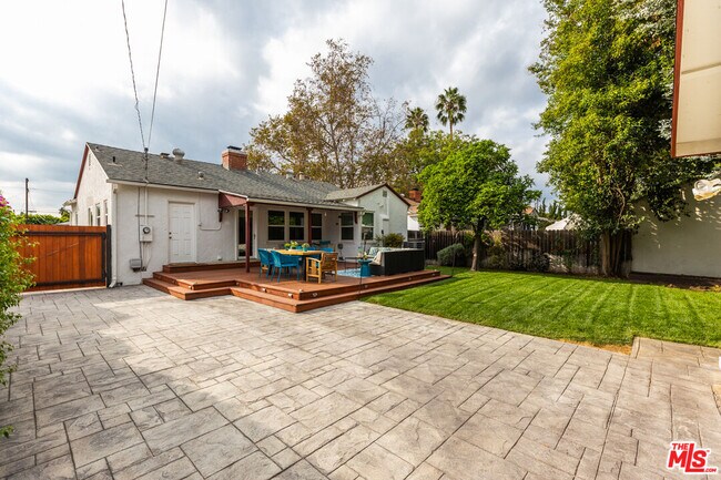 Building Photo - 5732 Vesper Ave