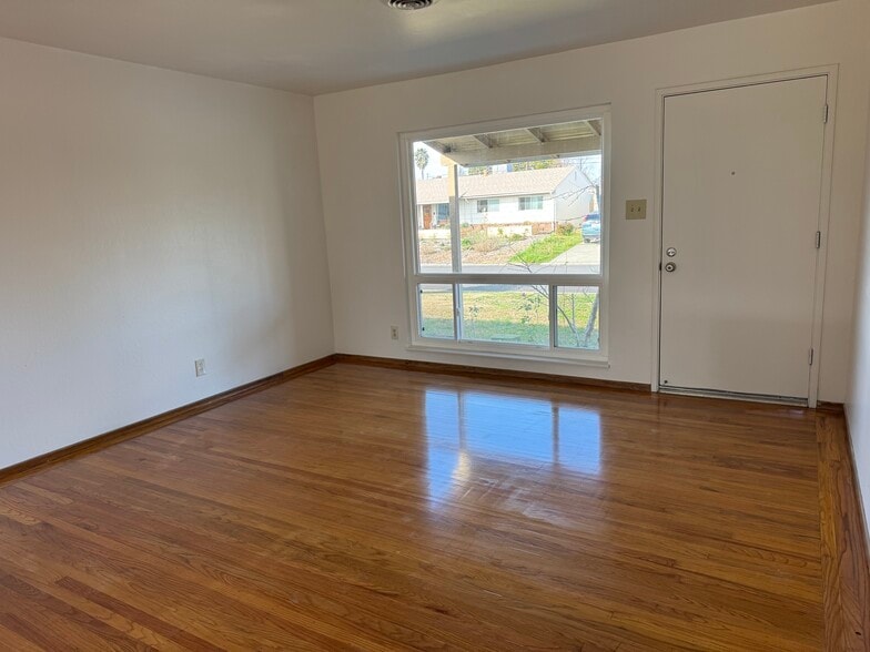 Familyroom - 2036 Bowling Green Drive