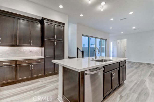 Building Photo - 130 Spectacle