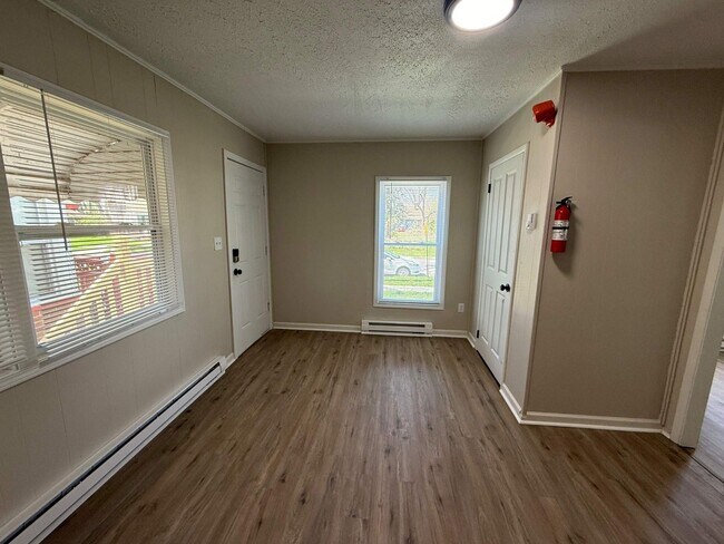 Building Photo - Freshly Renovated 3-Bedroom Home – Quality...