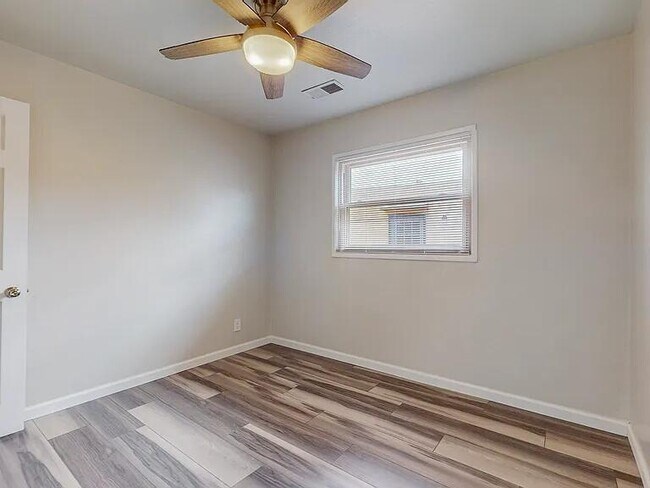 Building Photo - 1701 Hoffman Dr NE