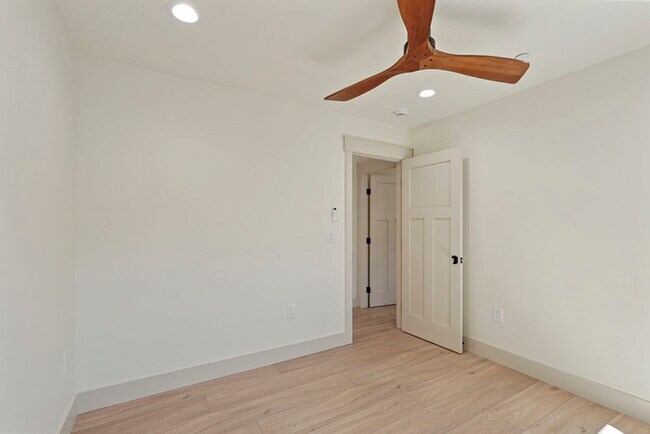 Building Photo - Beautifully Built 2/1 in North Oak Park Close to UC Davis + McGeorge Law School!