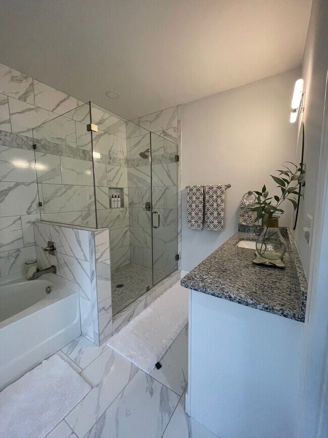Building Photo - Beautifully Furnished 4-Bedroom Home with ...