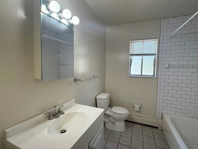Building Photo - 4438 Hamilton Ave
