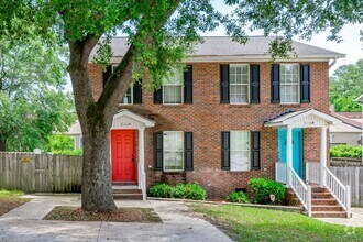 Building Photo - Quiet Neighborhood in a Conveniently Locat...