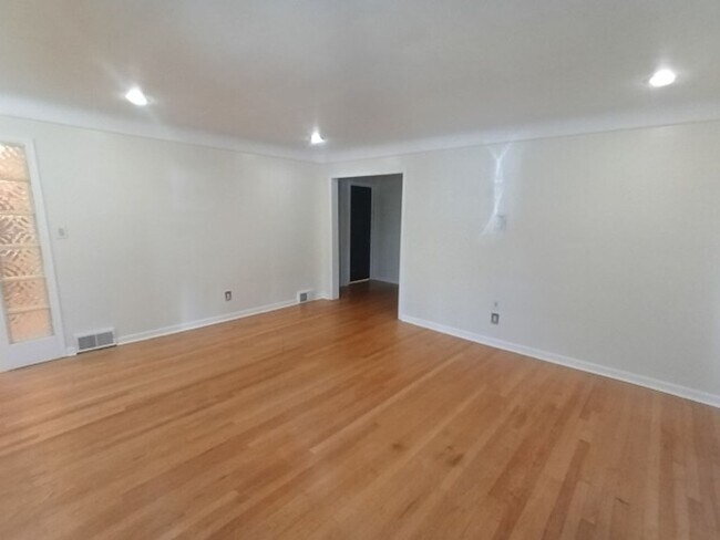 Building Photo - Beautiful, sprawling, brick ranch - $1700/mo