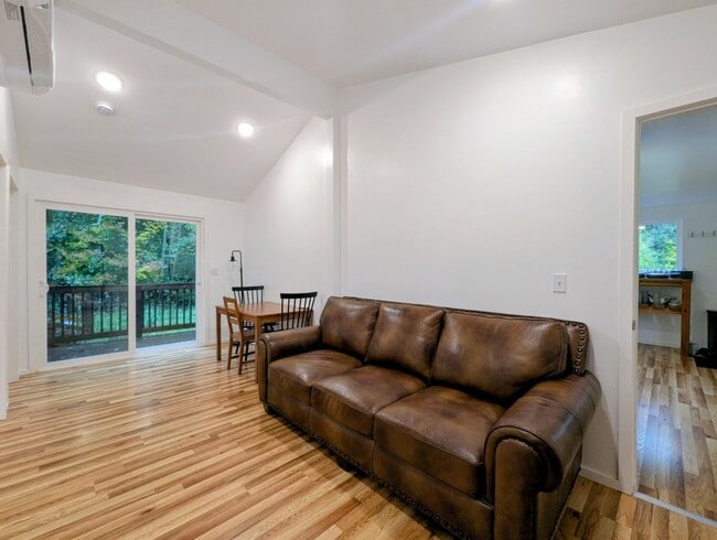 Building Photo - 2Bd/.75Ba Monroe House