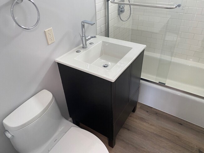 Building Photo - 14954 Moorpark St