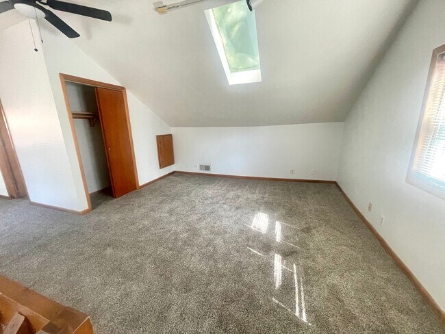 Building Photo - Spacious 4-bedroom, 2-bathroom home o