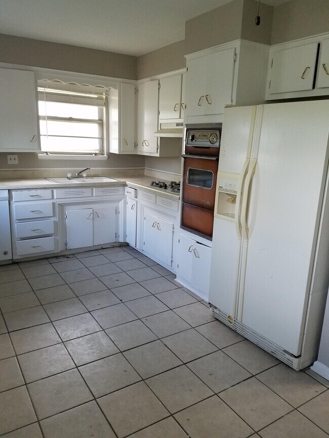 Building Photo - 2113 Henderson Dr
