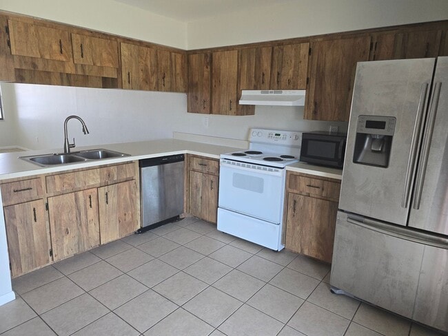 Building Photo - Updated 2 bed 1 bath end unit Condo