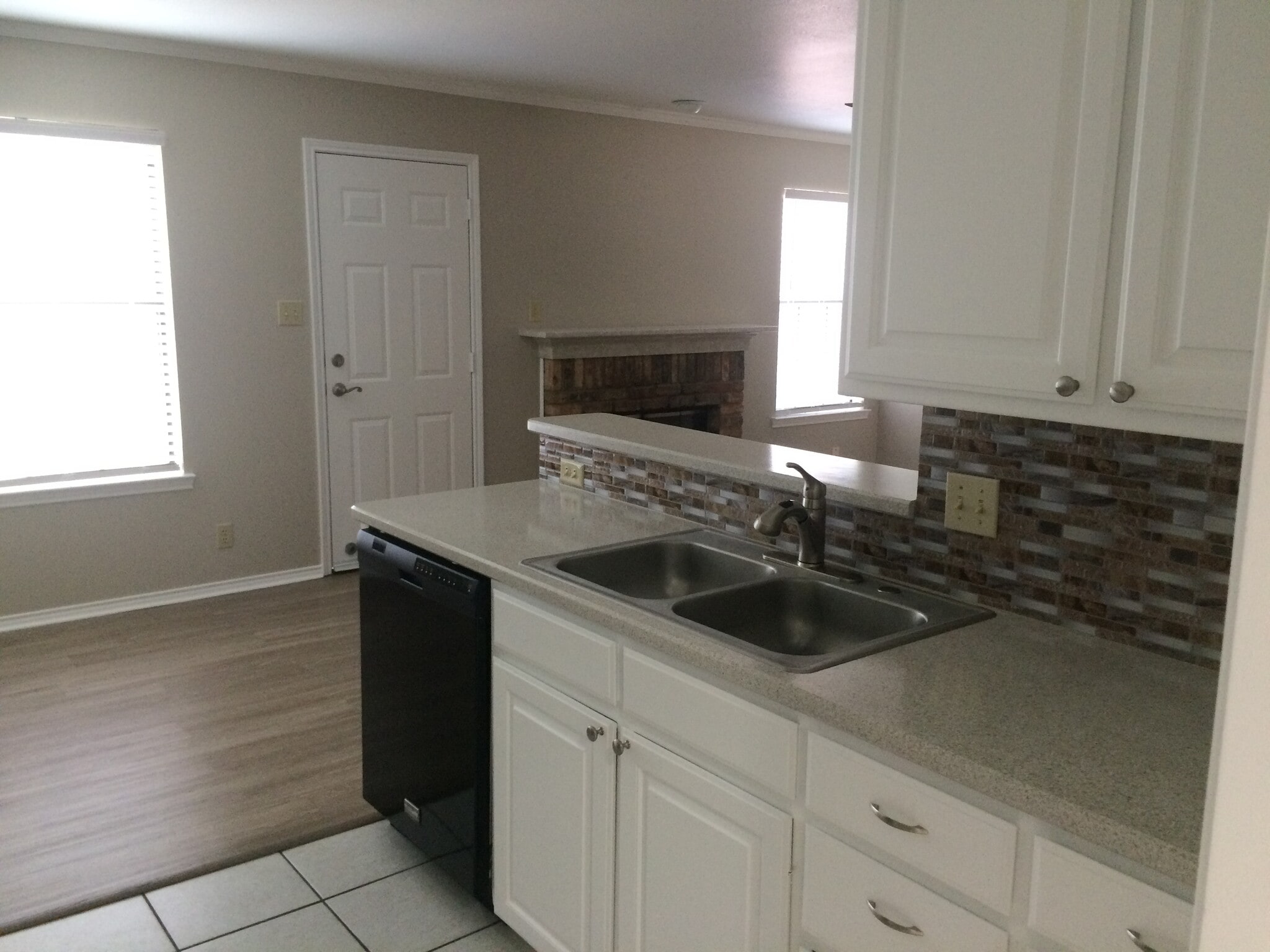 Large and bright kitchen - 129 Wildwood Ct