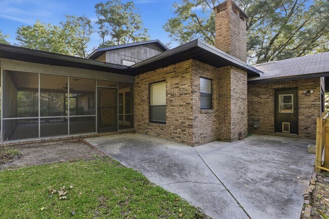 Building Photo - 4 Bedroom, 3 Bath House on 1 Acre in Fox Grove