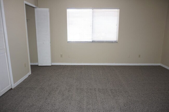 Building Photo - 2 Bedroom 2.5 Bath Townhome