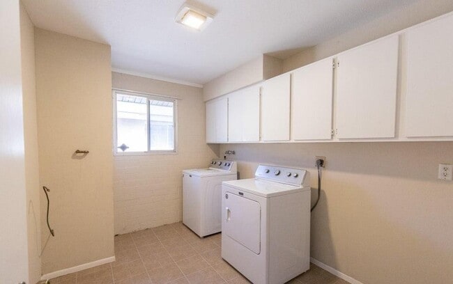 Building Photo - 2439 E Del Rio Dr
