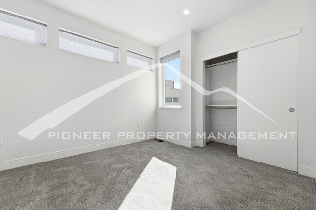 Building Photo - Townhome in the Highlands!