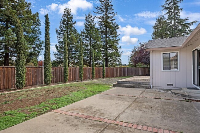 Building Photo - 100 Lippizan Dr