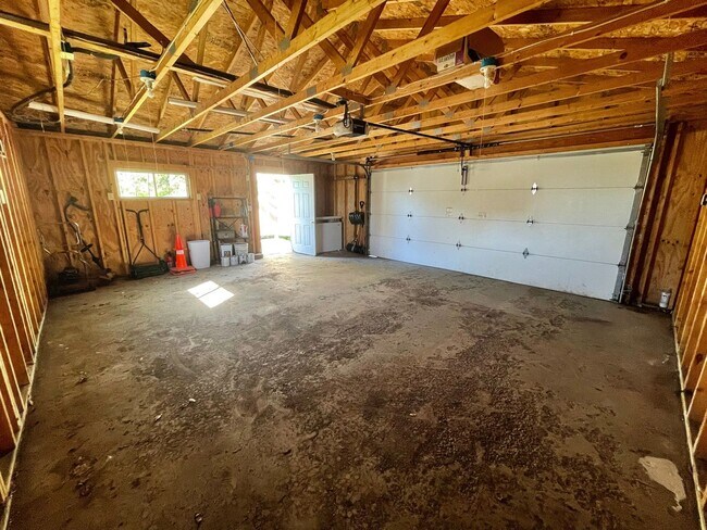 Building Photo - Incredible Lake Views-Spacious 6 Bedroom Home