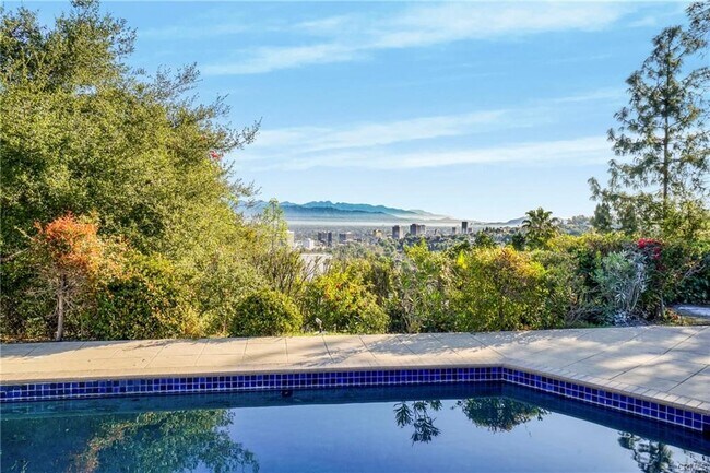 Building Photo - 16922 Oak View Dr