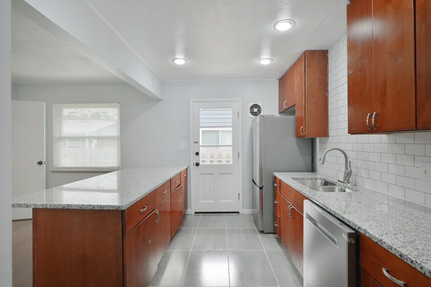 Building Photo - 4474 Starrett Rd