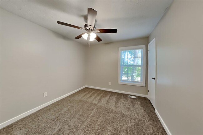 Building Photo - 3929 Lookout Point Dr