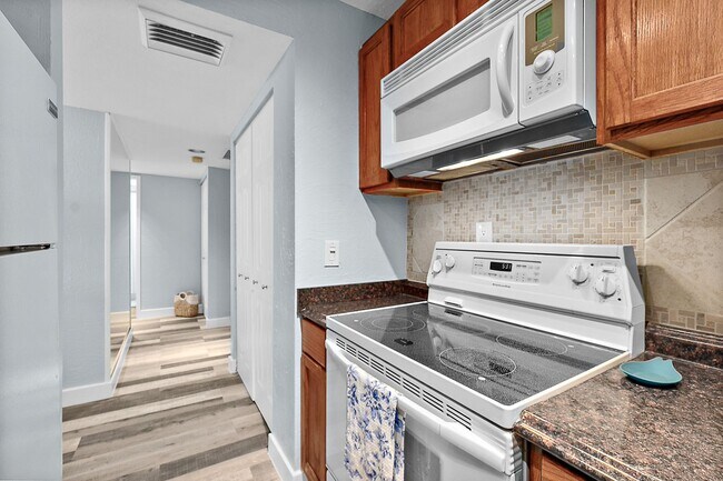 Building Photo - Spacious Oceanfront Condo
