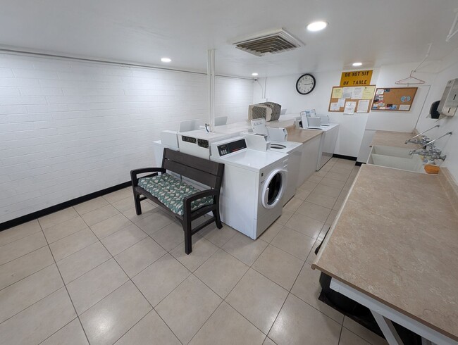 Building Photo - 2 Bedroom Condo Unit in the Polynesian Par...