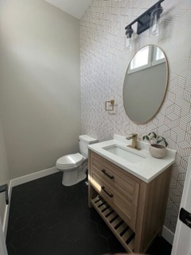 Building Photo - Very Spacious 6 bedroom home with amazing ...
