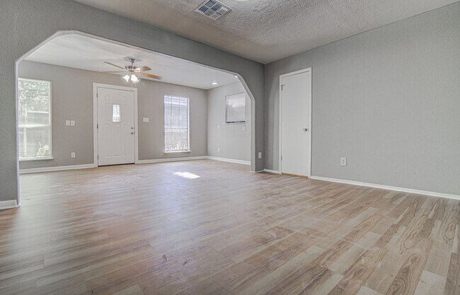 Building Photo - 1807 Briar Hill Dr