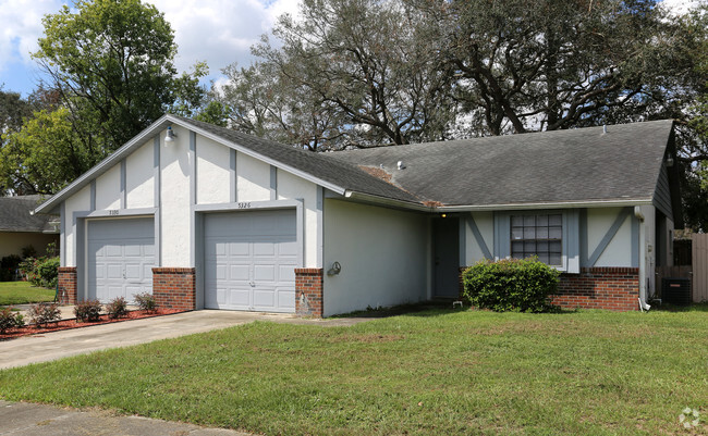 Building Photo - Villas At Pine Hills