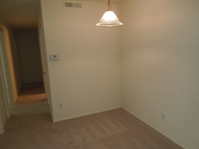 Building Photo - Updated 3 Bedroom Condo