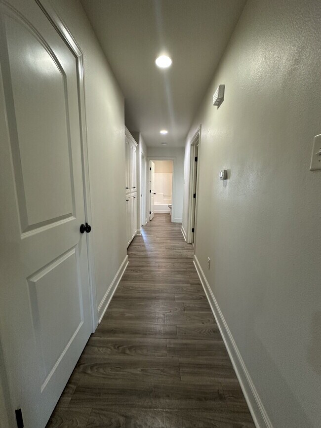 Building Photo - Beautifully Maintained Duplex - Lease Only