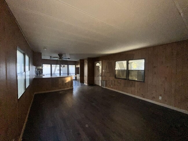 Building Photo - Spacious 2-bedroom, 1-bathroom home!