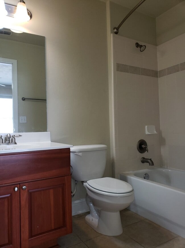 Building Photo - 3 bedroom/ 3 bath town home for rent in Univerity Green's gated community with a pool and renting...