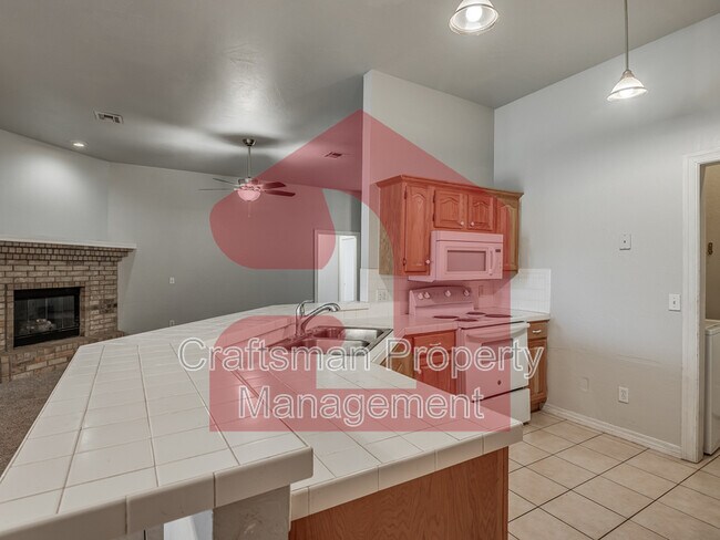 Building Photo - 2707 Silvertree Dr
