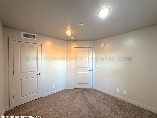 Building Photo - 2 bed, 1 bath Condo
