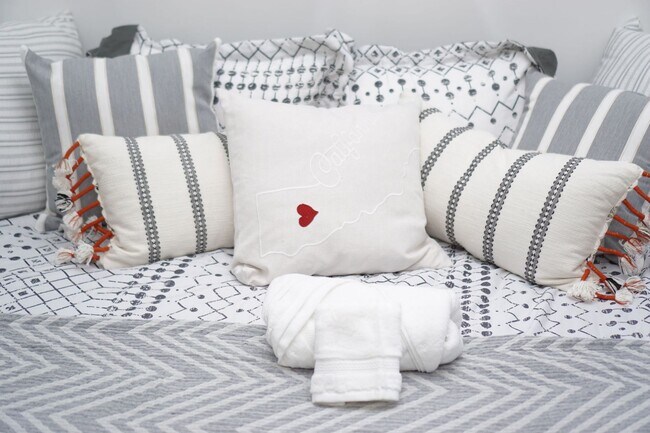 Building Photo - Stunning Furnished Mission Hills Studio w/...